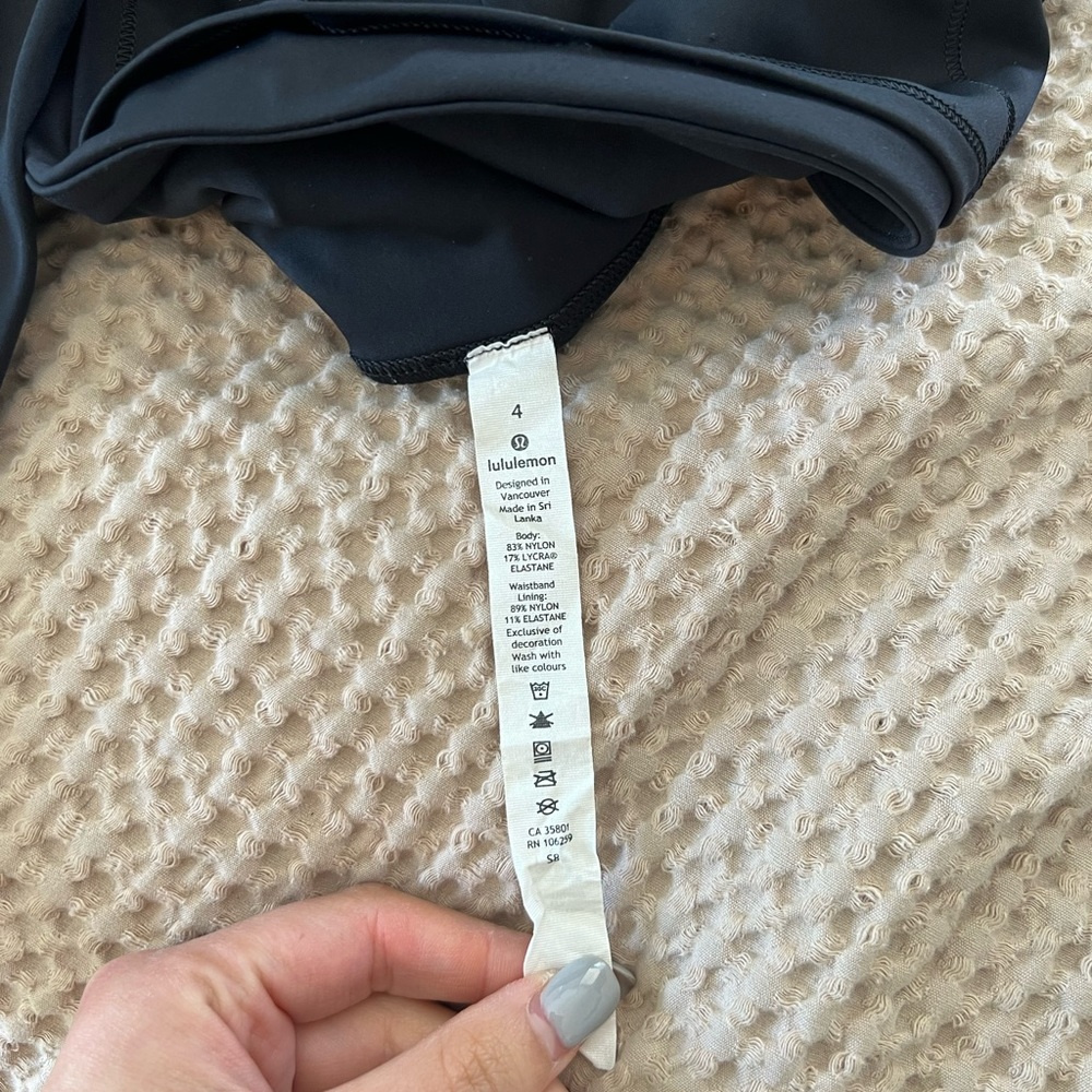 Lulu leggings! Super cute cropped leggings barely ever worn